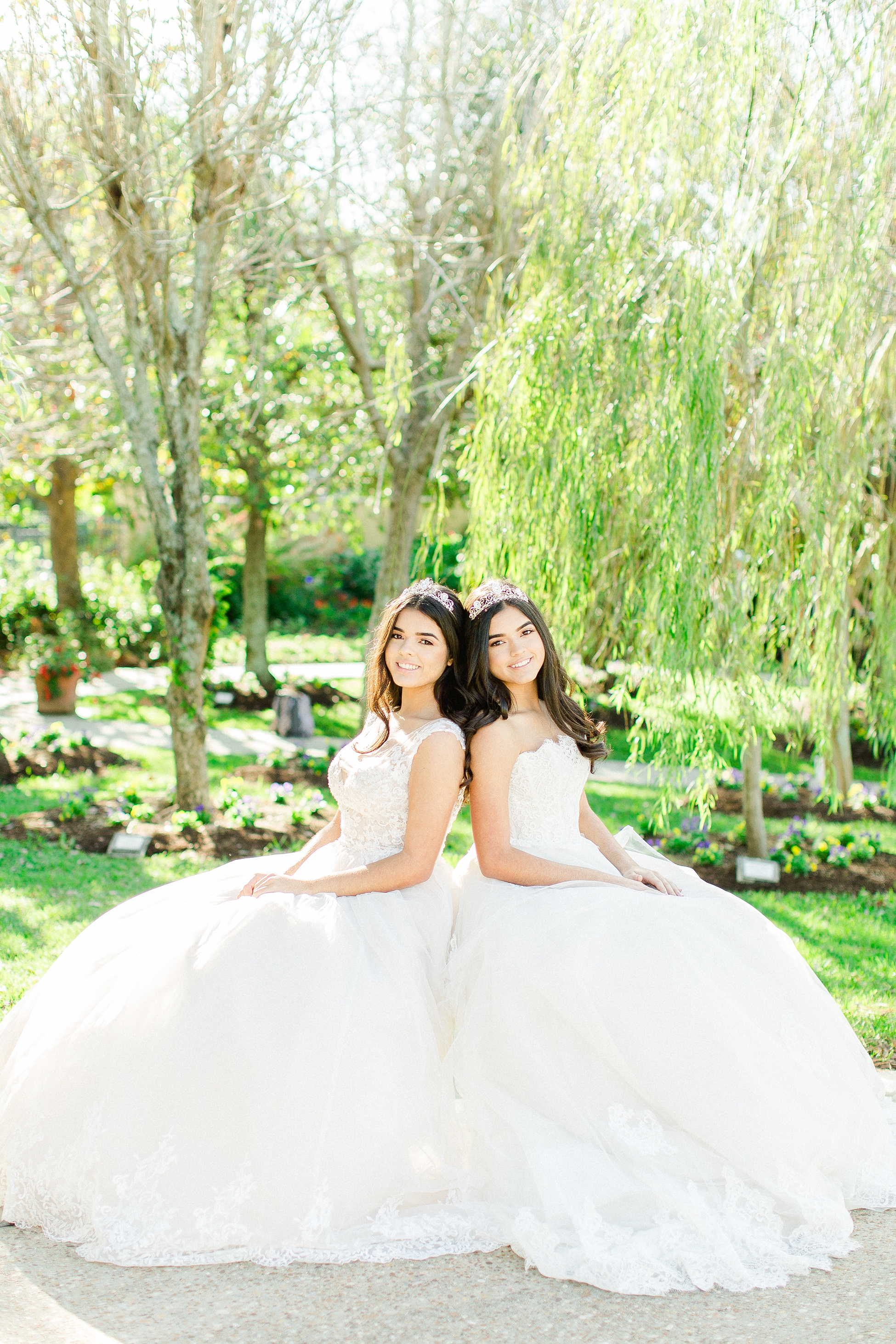 Twin Senior Session | © Ailyn La Torre Photography 2019