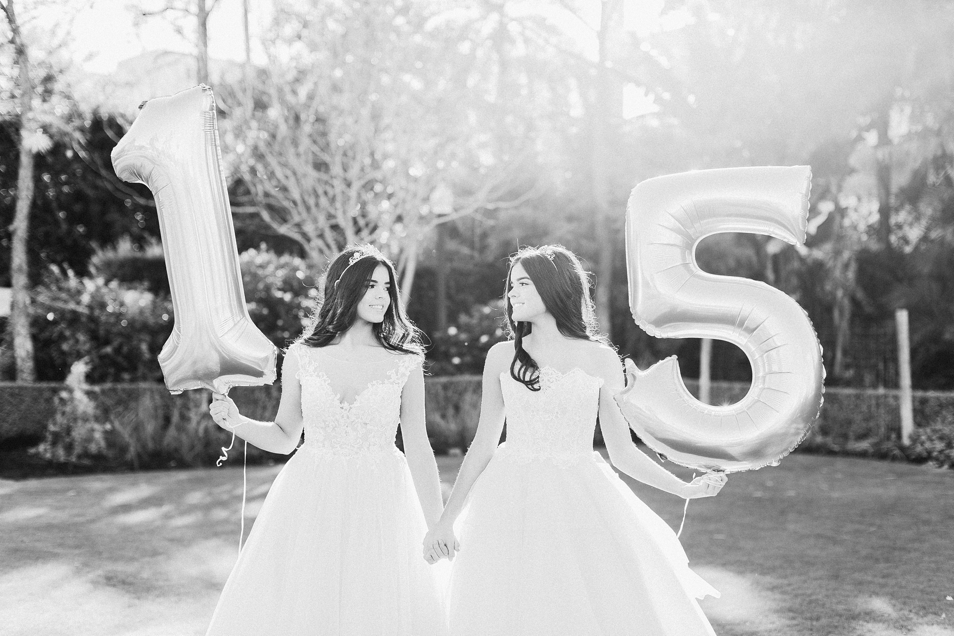 Twin Senior Session | © Ailyn La Torre Photography 2019