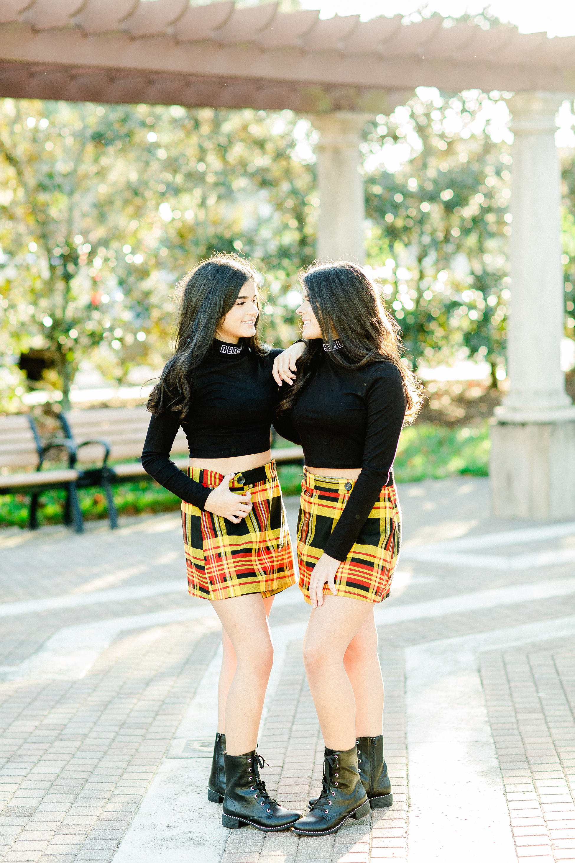 Twin Senior Session | © Ailyn La Torre Photography 2019