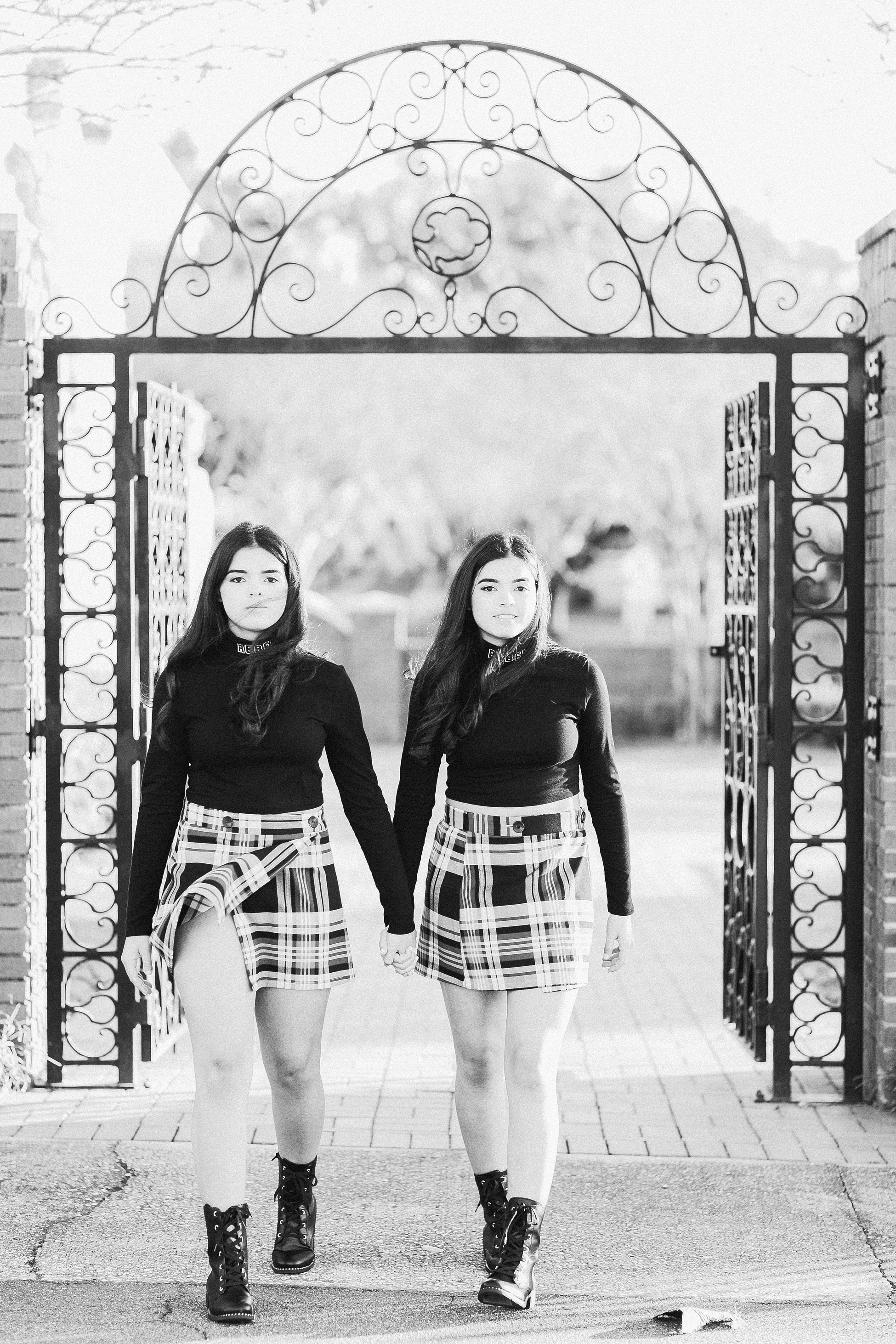 Twin Senior Session | © Ailyn La Torre Photography 2019