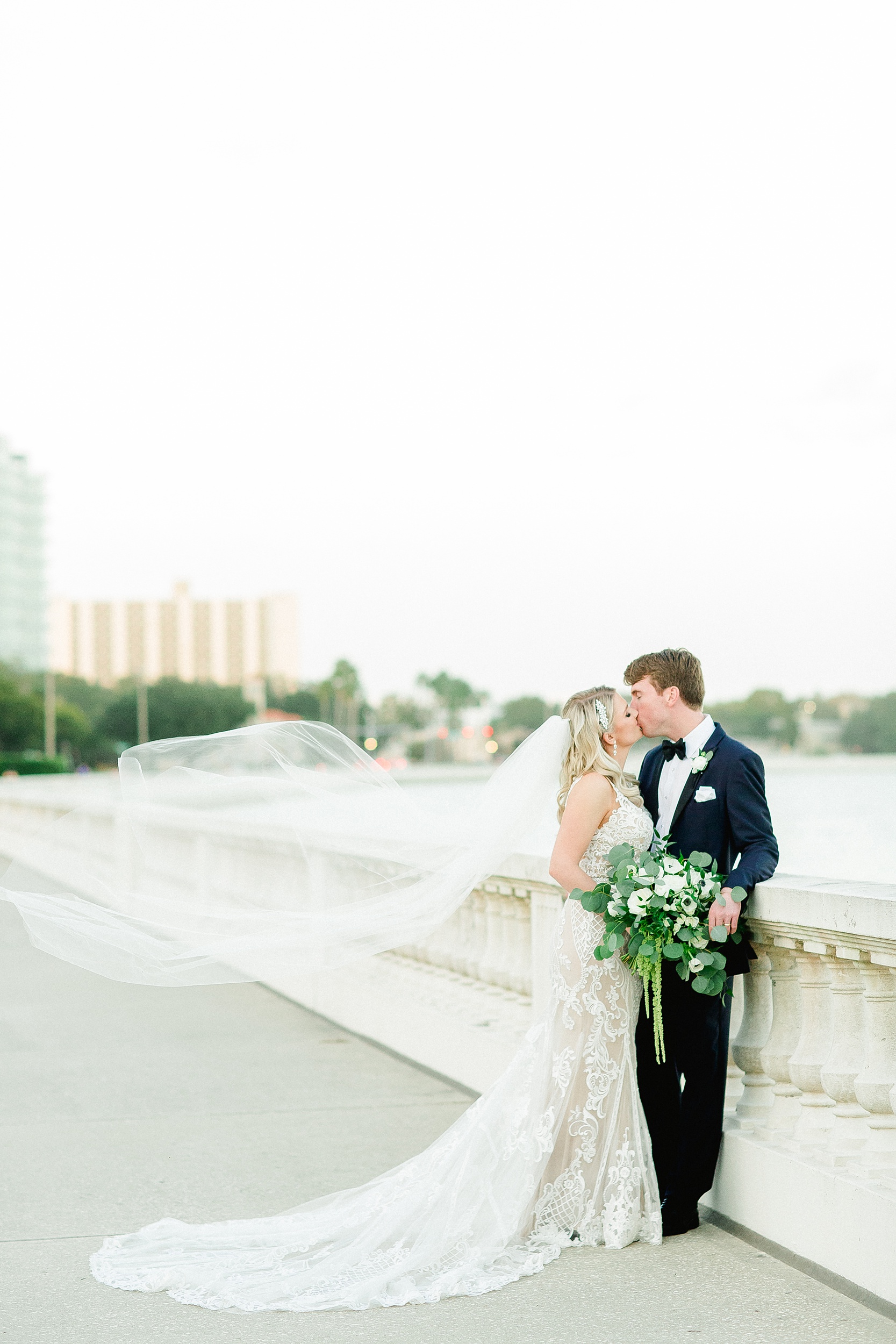 Oxford Exchange Wedding | © Ailyn La Torre Photography 2020